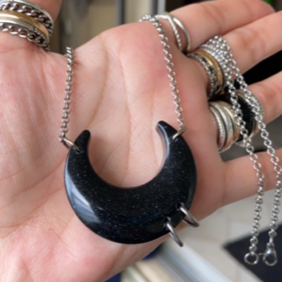 Black & glitter resin pierced moon necklace - Picture 7 of 13